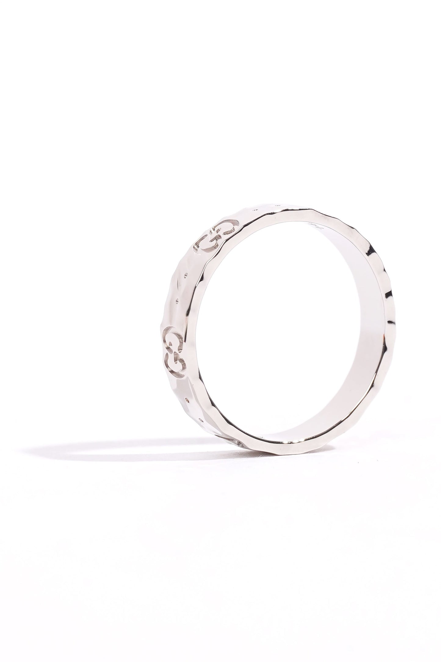 Gucci Hammered ring band silver White Gold