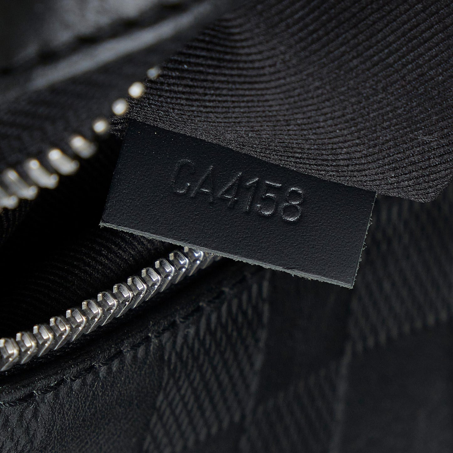 Louis Vuitton Damier Infini District MM (SHG-1NdqVh)
