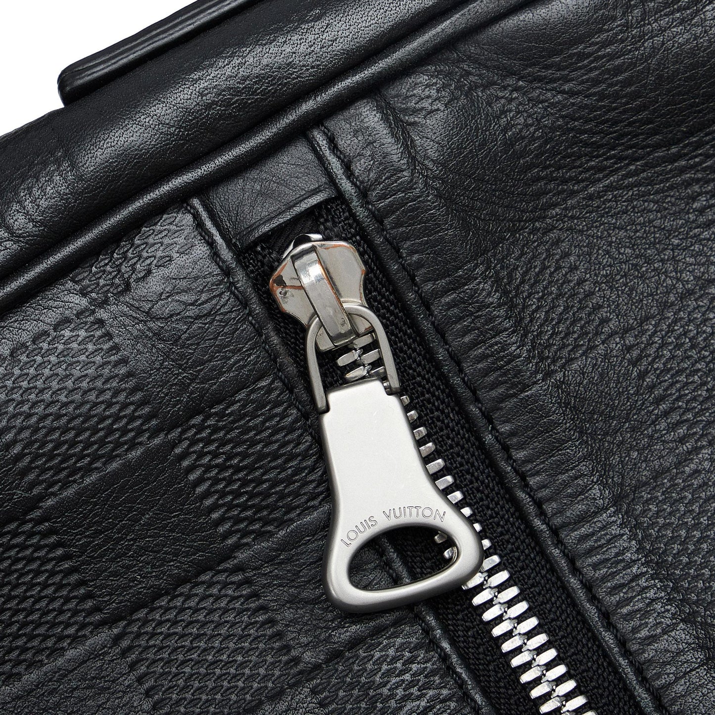 Louis Vuitton Damier Infini District MM (SHG-1NdqVh)