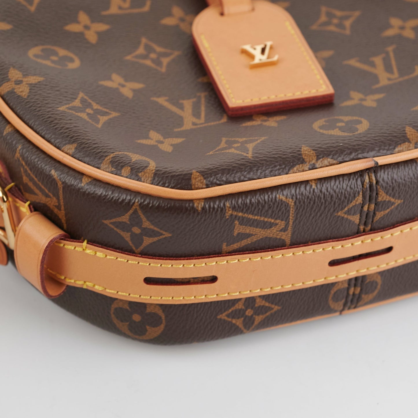 ITEM 29 - Louis Vuitton Boite Chapeau Souple MM Monogram