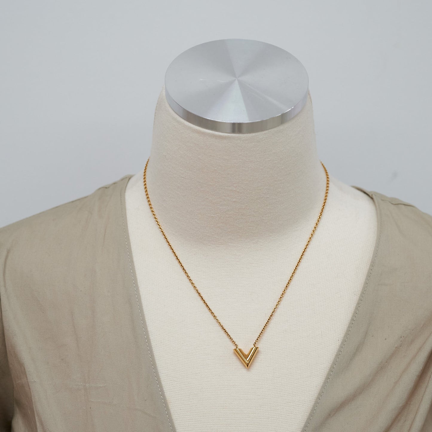 Louis Vuitton Essential V Gold (Costume Jewellery)