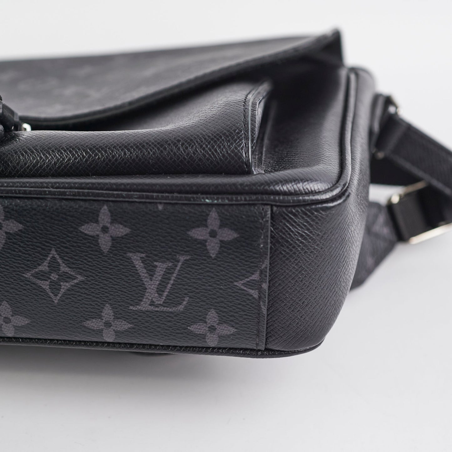 Louis Vuitton Damier Ebene Messenger Black