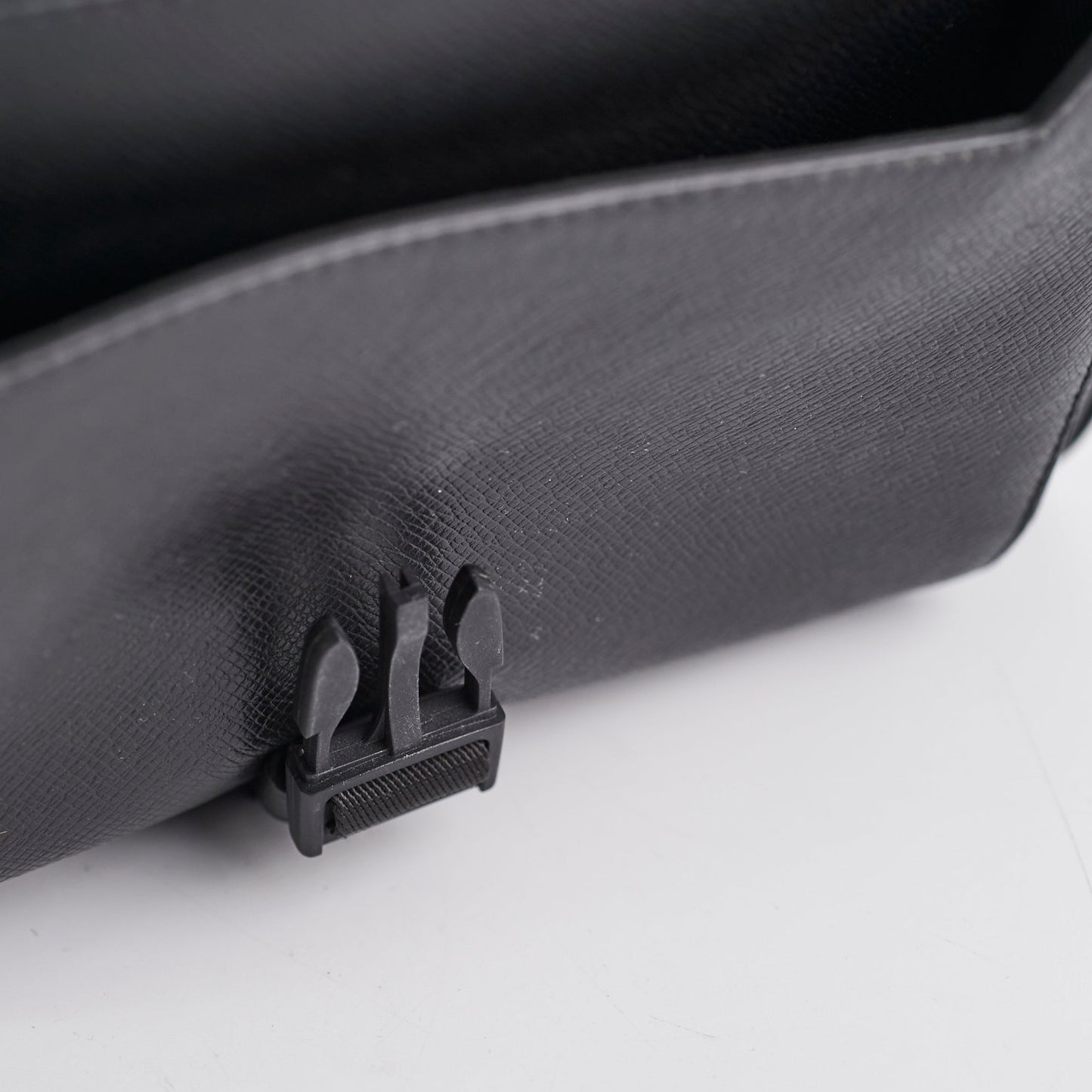 Louis Vuitton Damier Ebene Messenger Black