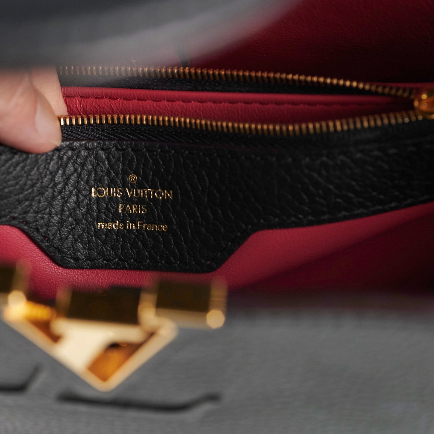 Louis Vuitton Capucines MM Black