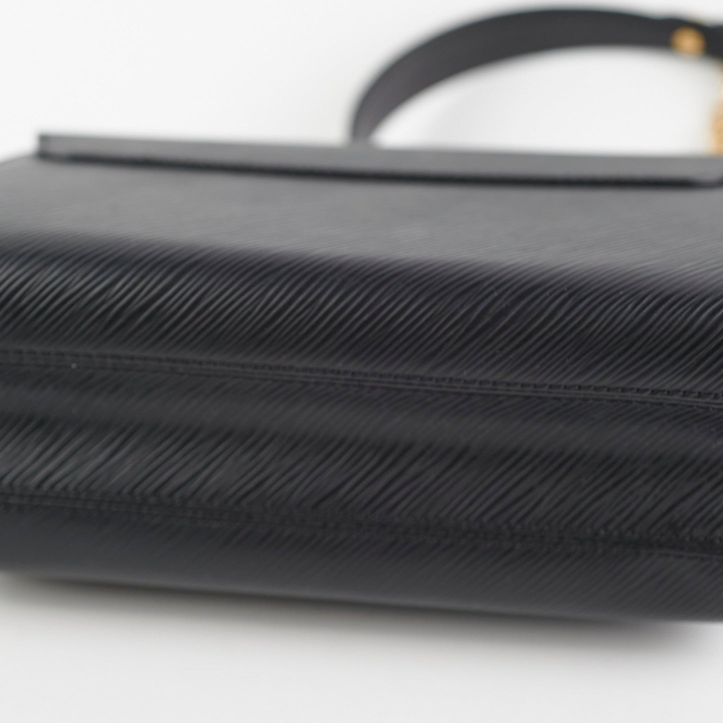 18/7- Louis Vuitton Twist MM Black Bag