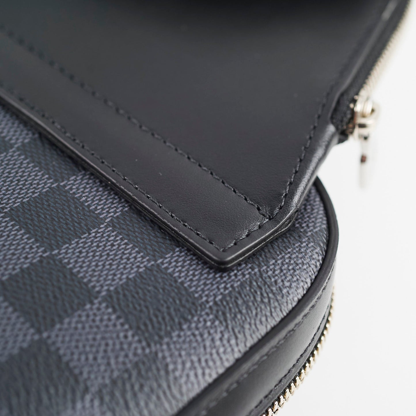 Louis Vuitton Avenue Slingbag Damier Graphite