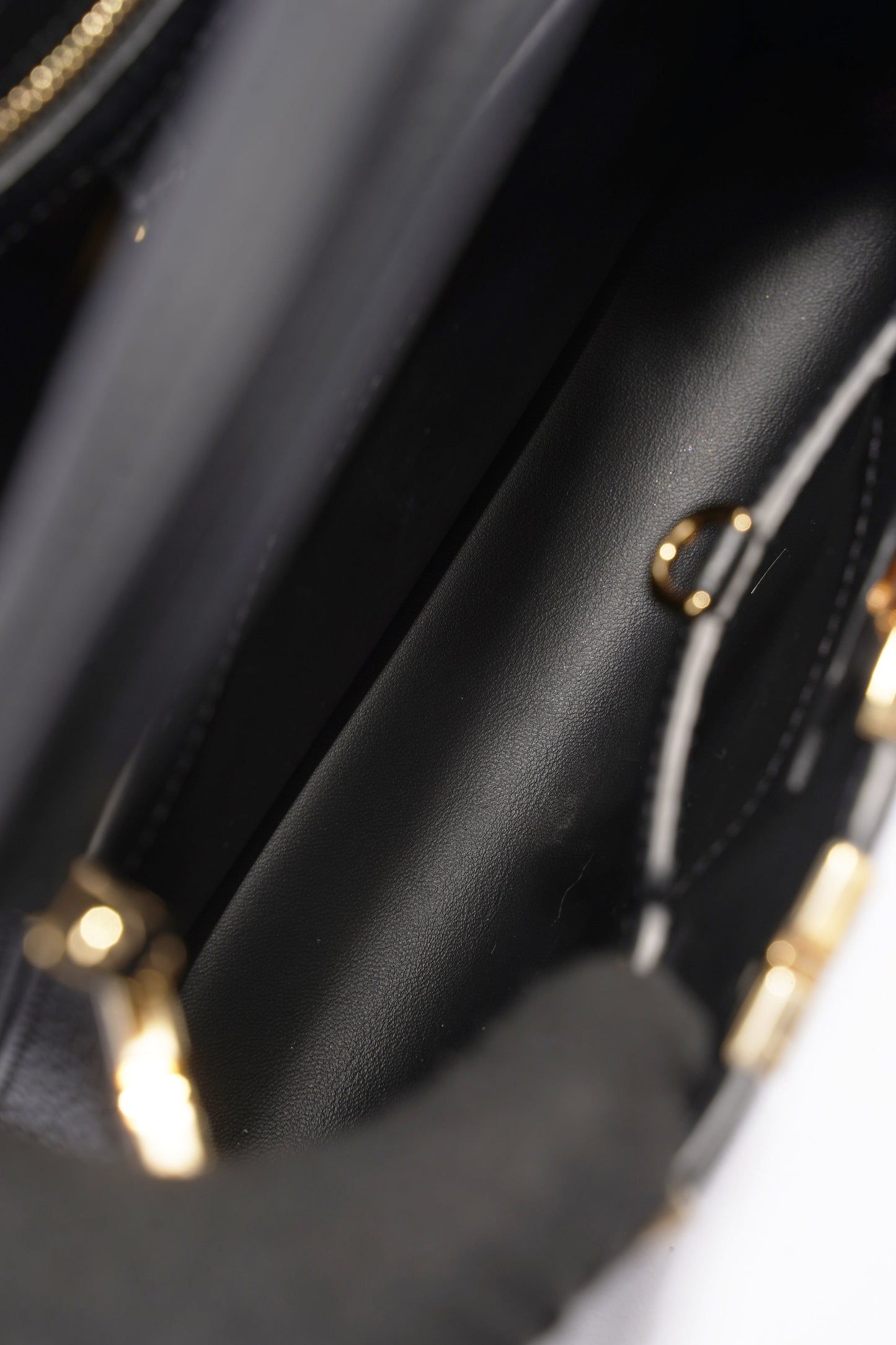 Louis Vuitton Capucines MM Black Taurillon Leather