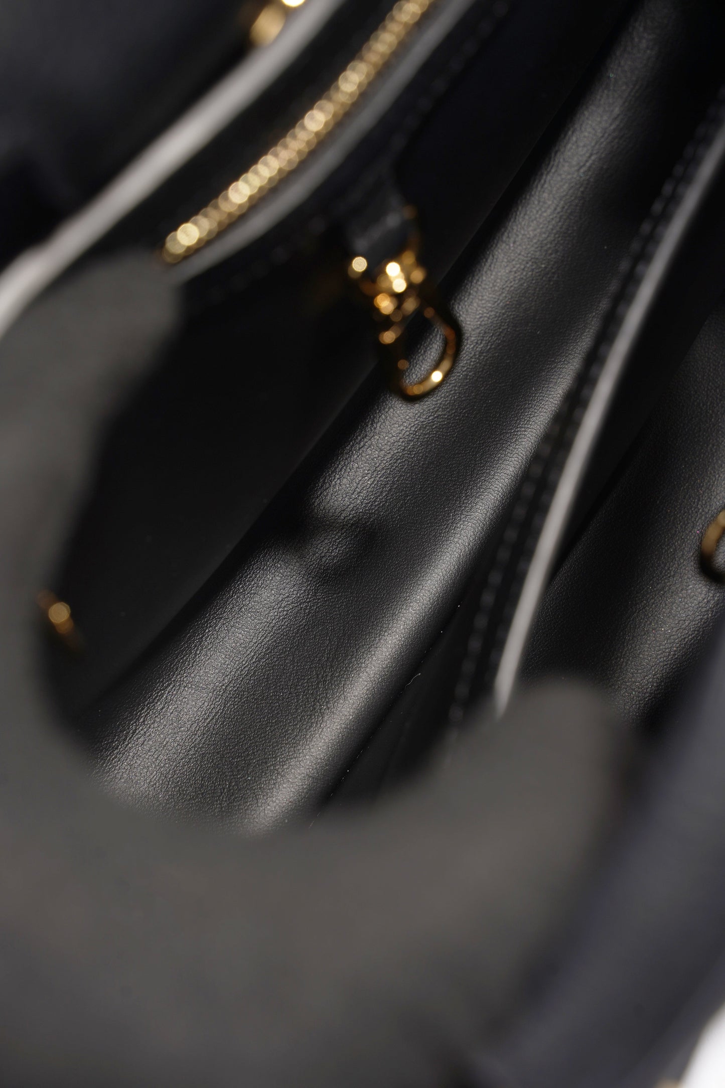 Louis Vuitton Capucines MM Black Taurillon Leather
