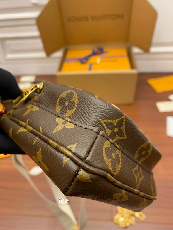 Alice Bags- Louis Vuittons  - 16515