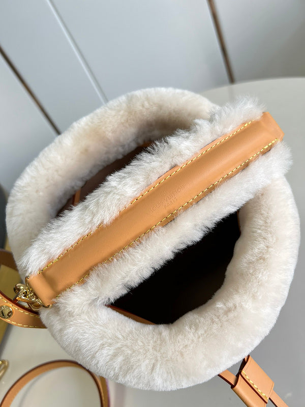 Alice Bags- Louis Vuittons  - 16127