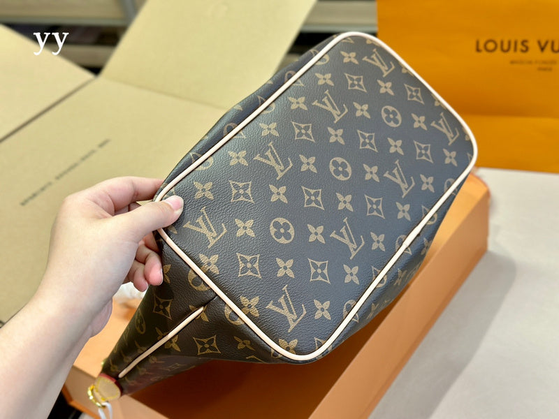 Alice bags - Louis Vuittons  - 15000