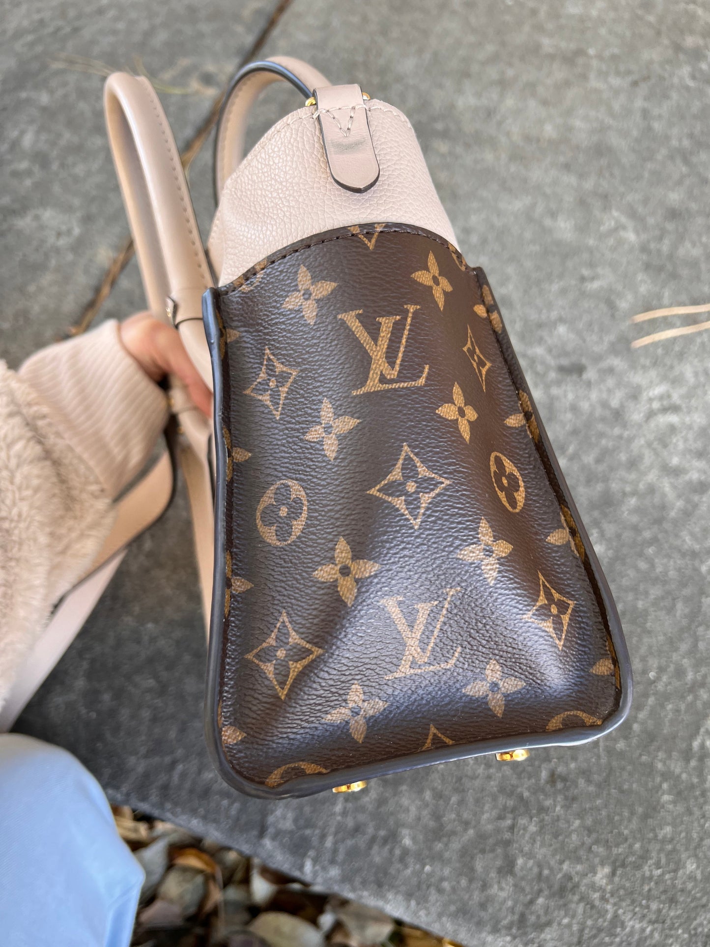 Handbag Luxury Designer By Louis Vuitton  Size: Medium