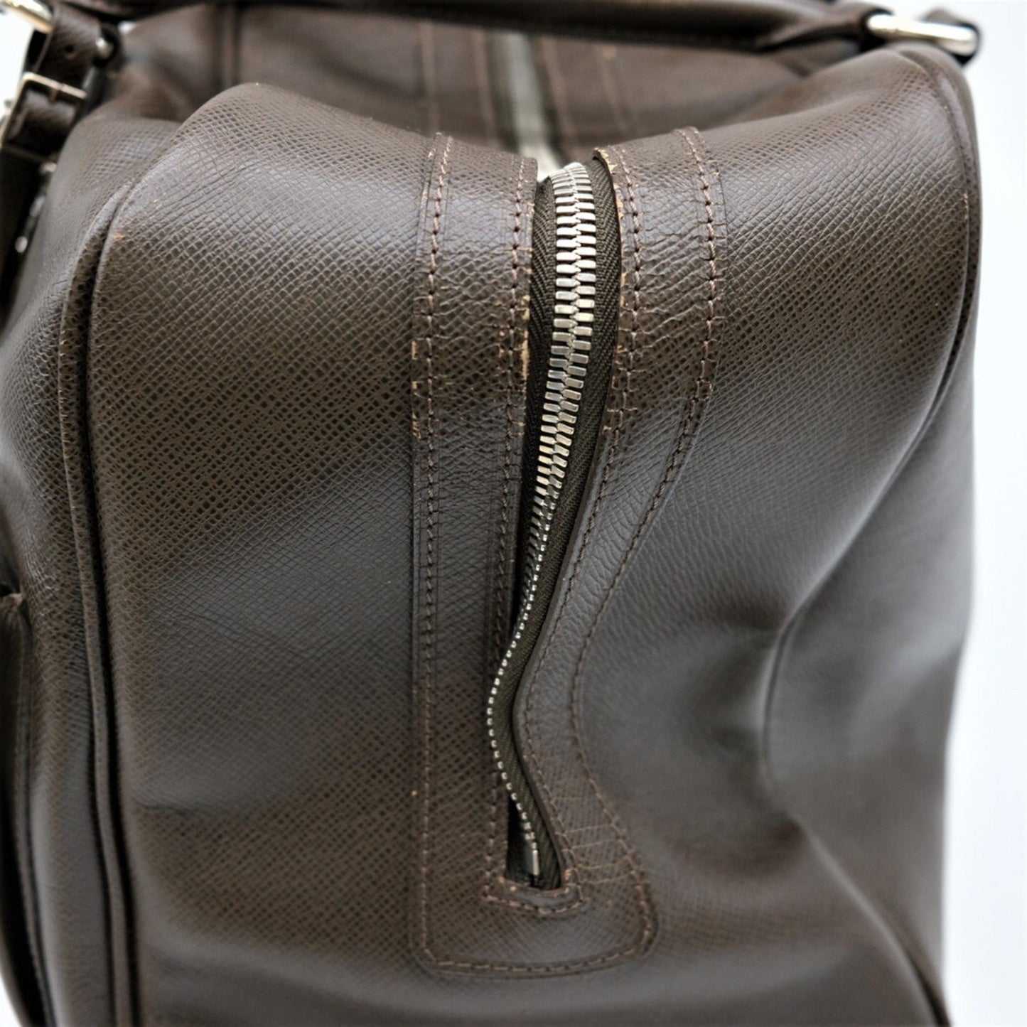 Louis Vuitton    Grizzly Taiga Leather Handbag
