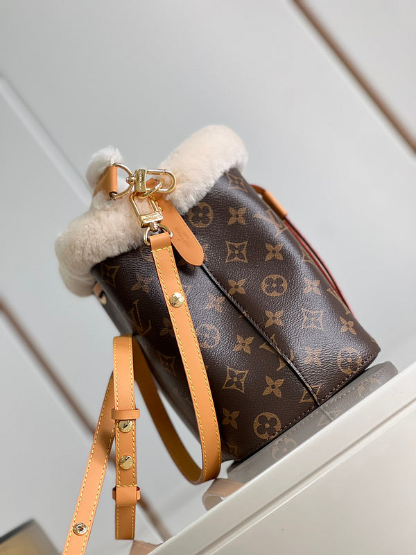 Alice Bags- Louis Vuittons  - 16127