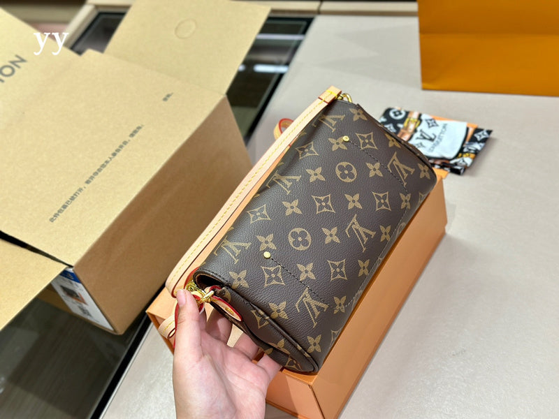 Alice Bags - Louis Vuittons  - 14990