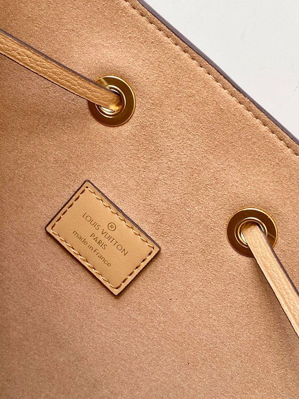 Alice Bags- Louis Vuittons  - 16437