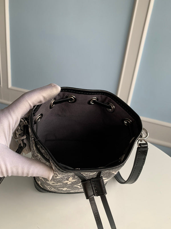 Alice Bags- Louis Vuittons  - 16101