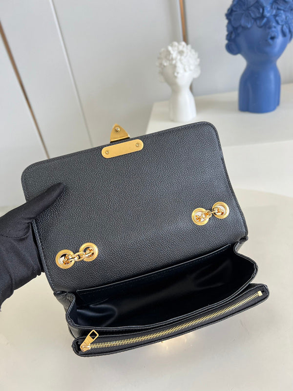 Alice Bags- Louis Vuittons  - 16469