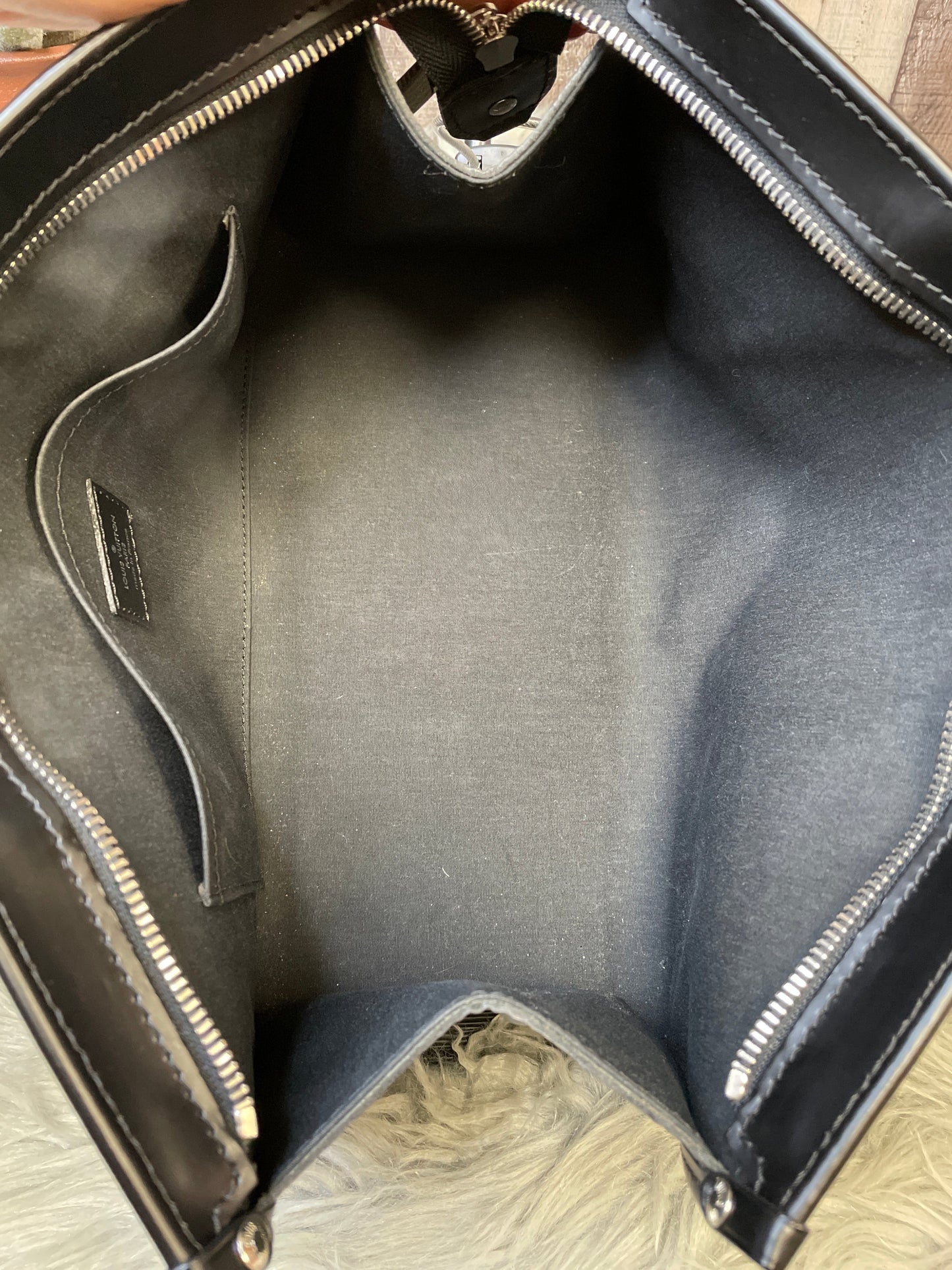 Handbag Luxury Designer By Louis Vuitton  Size: Medium