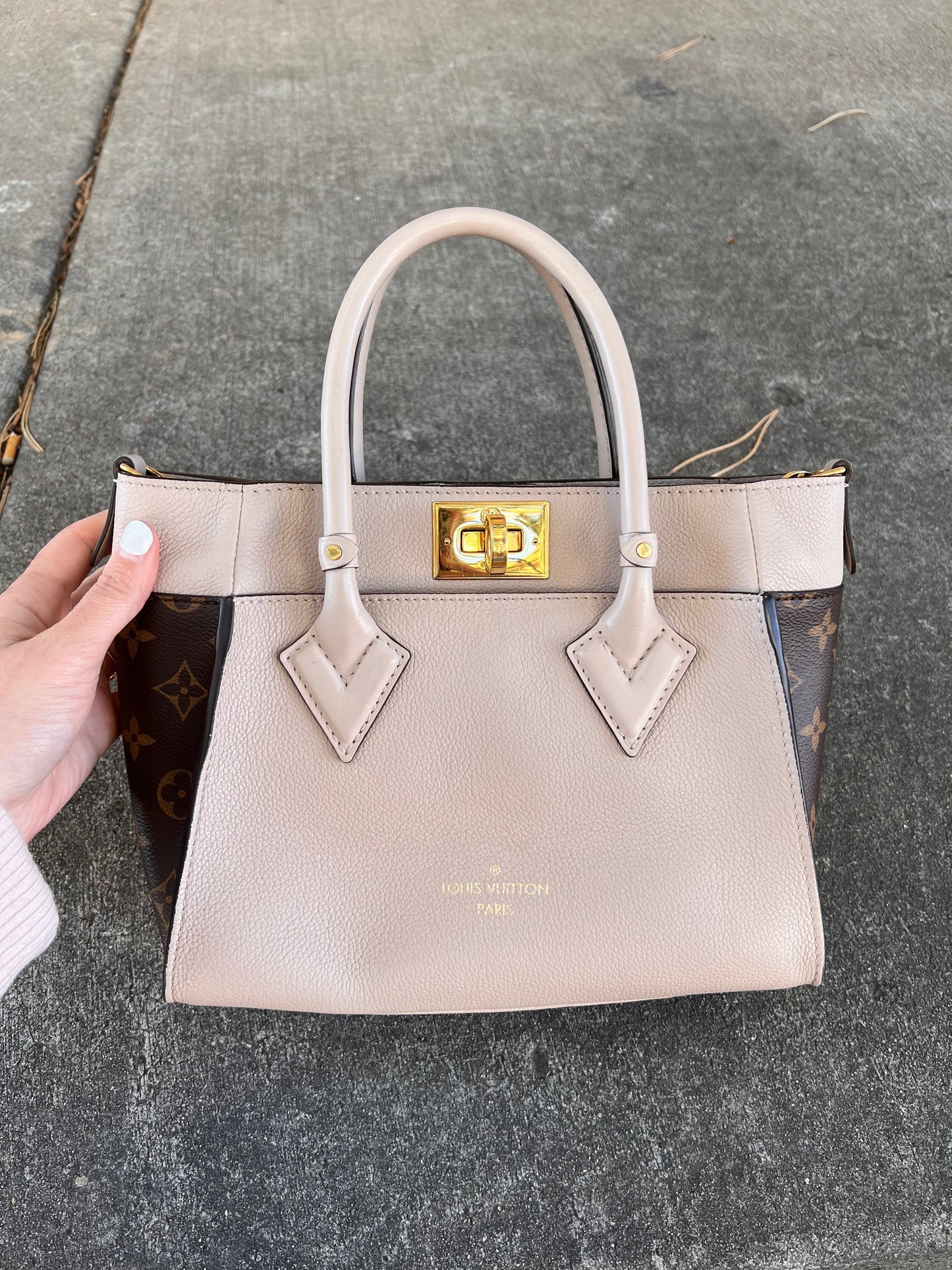 Handbag Luxury Designer By Louis Vuitton  Size: Medium