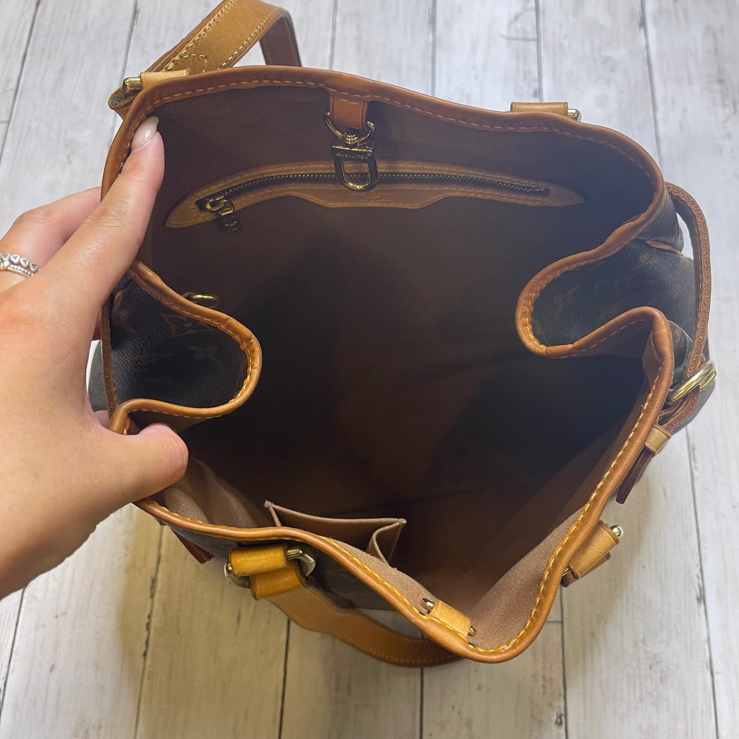 Handbag Luxury Designer By Louis Vuitton  Size: Medium