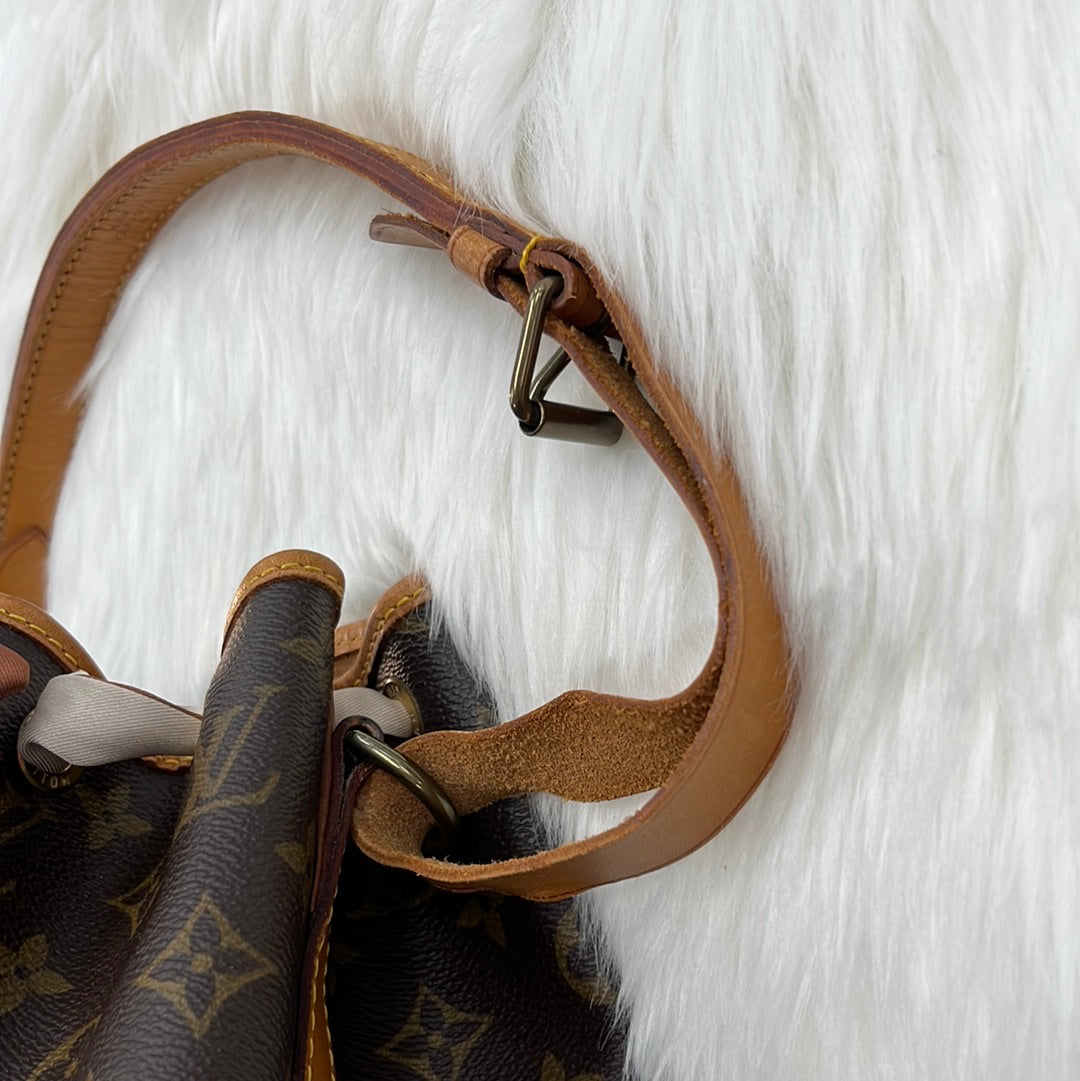 Handbag Luxury Designer By Louis Vuitton  Size: Medium