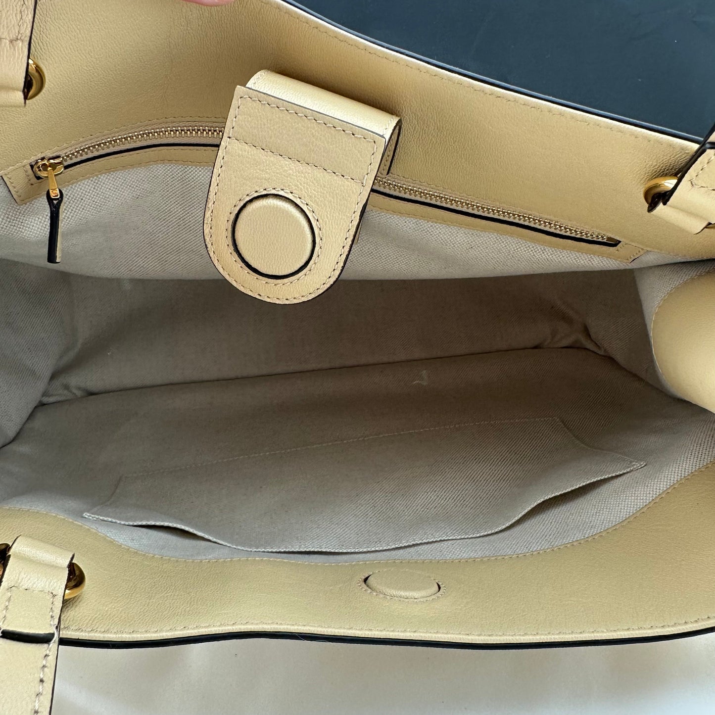 Gucci 1955 Horsebit Shoulder Bag in Beige