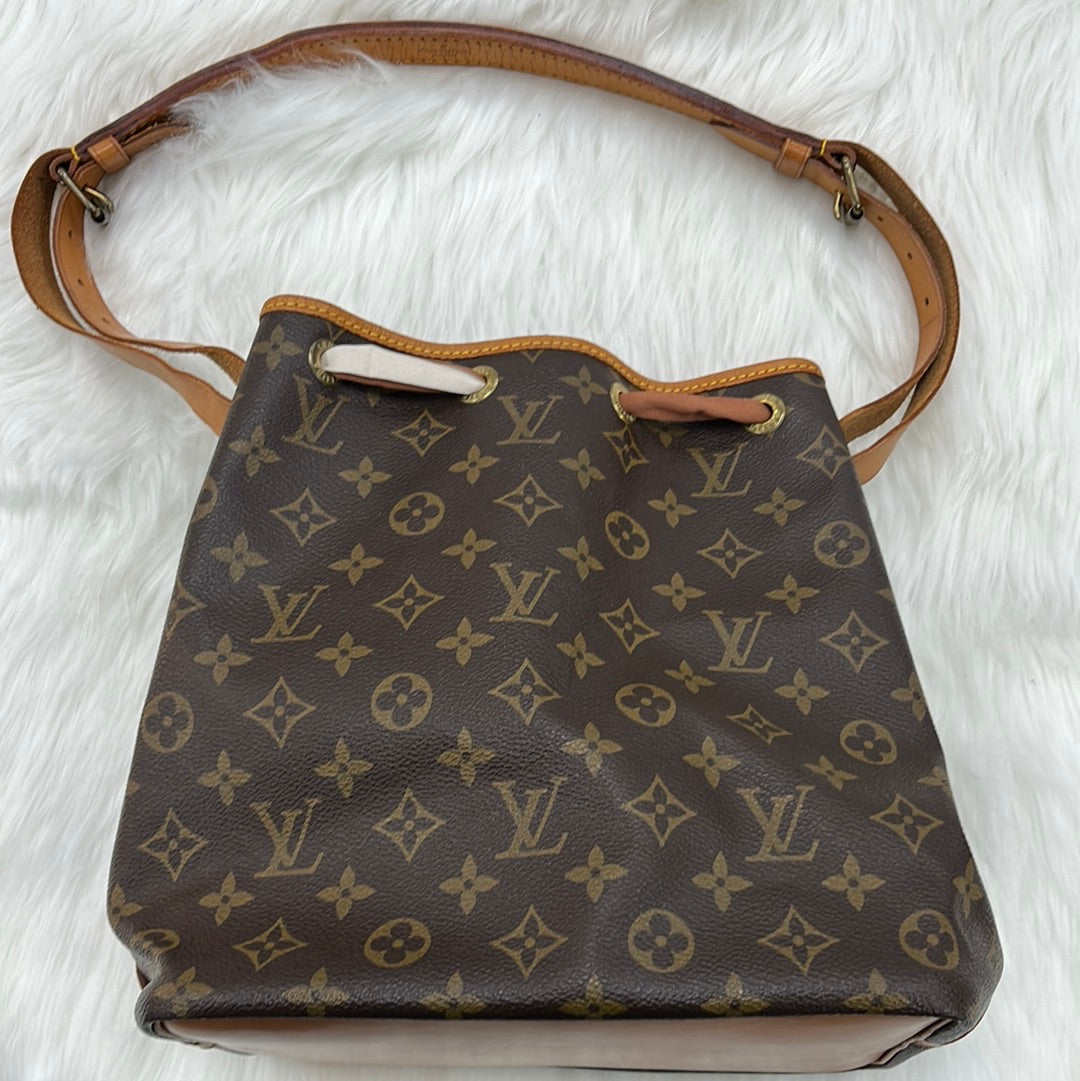 Handbag Luxury Designer By Louis Vuitton  Size: Medium