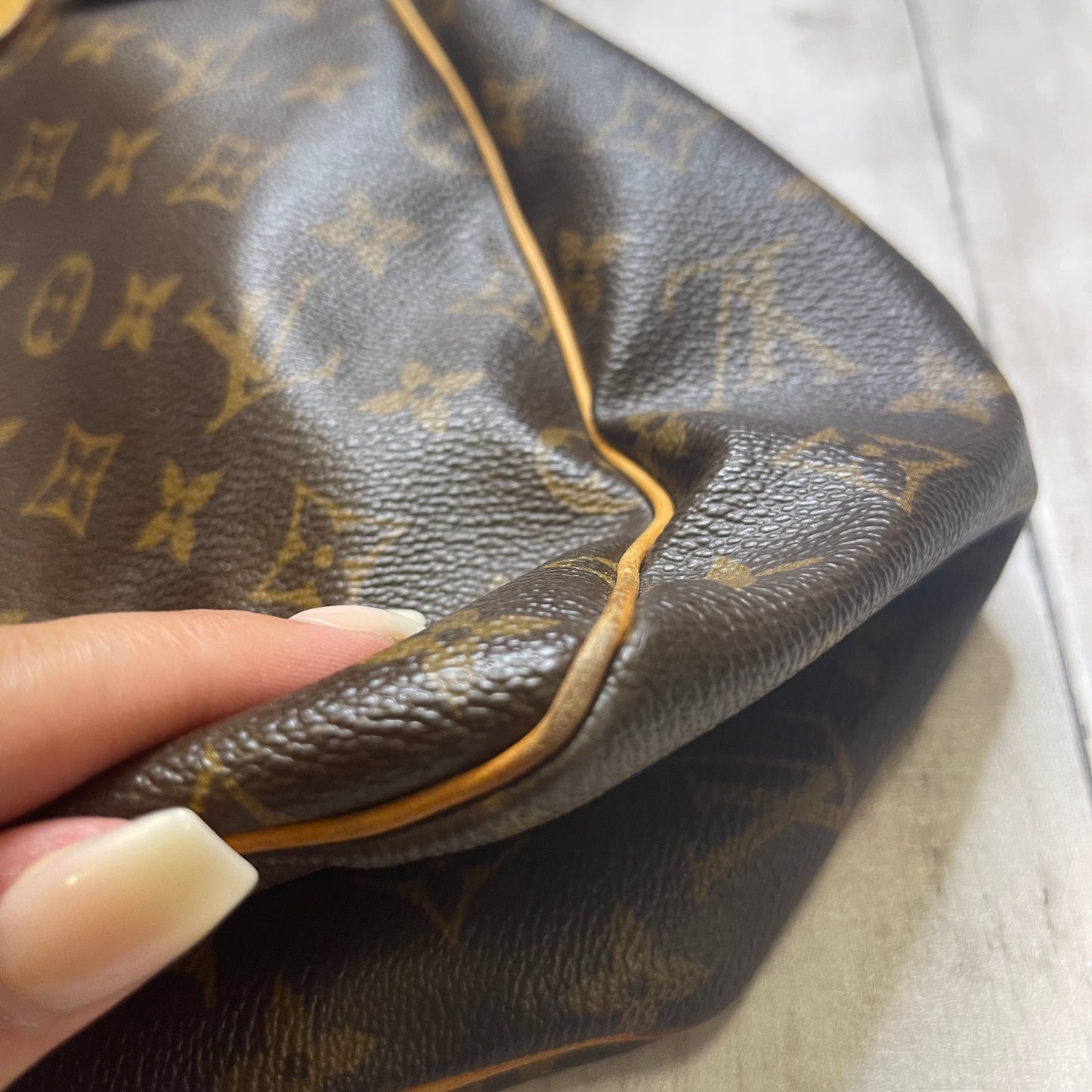 Handbag Luxury Designer By Louis Vuitton  Size: Medium