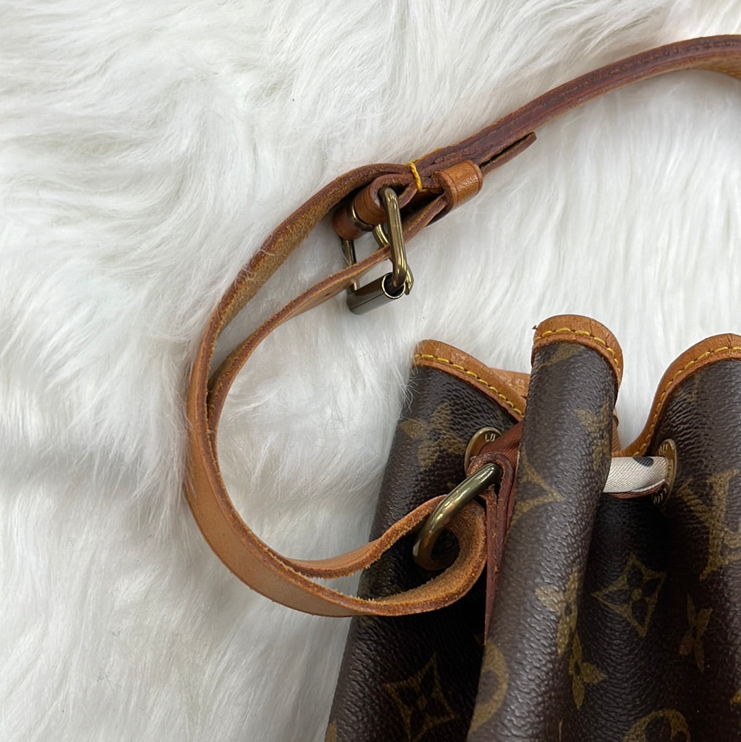 Handbag Luxury Designer By Louis Vuitton  Size: Medium
