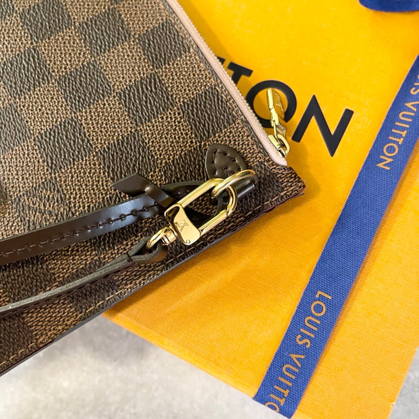 LOUIS VUITTON Damier Ebene Neverfull MM Pochette Wristlet Pouch In Rose Ballerine