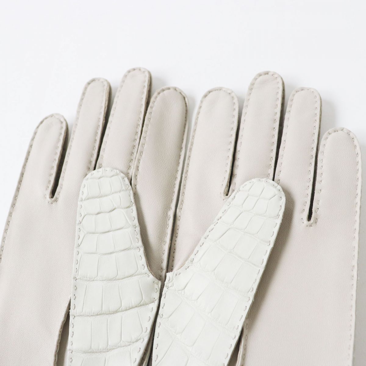 HERMES gloves Image reference Light gray x Silver Metal