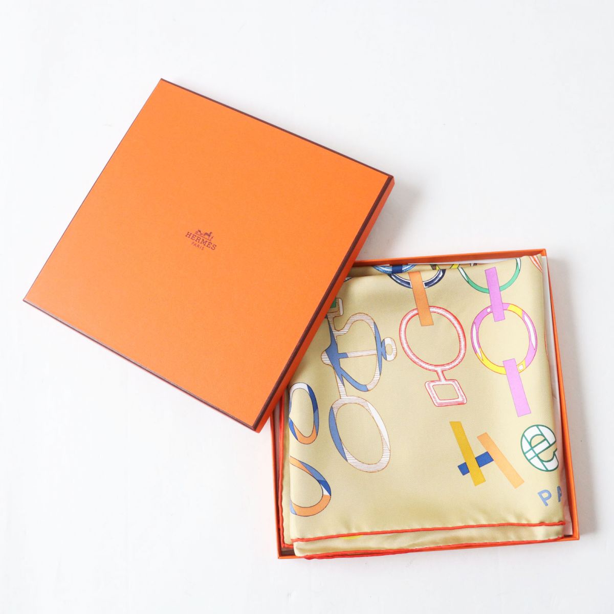 HERMES scarf silk BEIGE DORE/VERT/MU DO RE BOUCLES Carre90