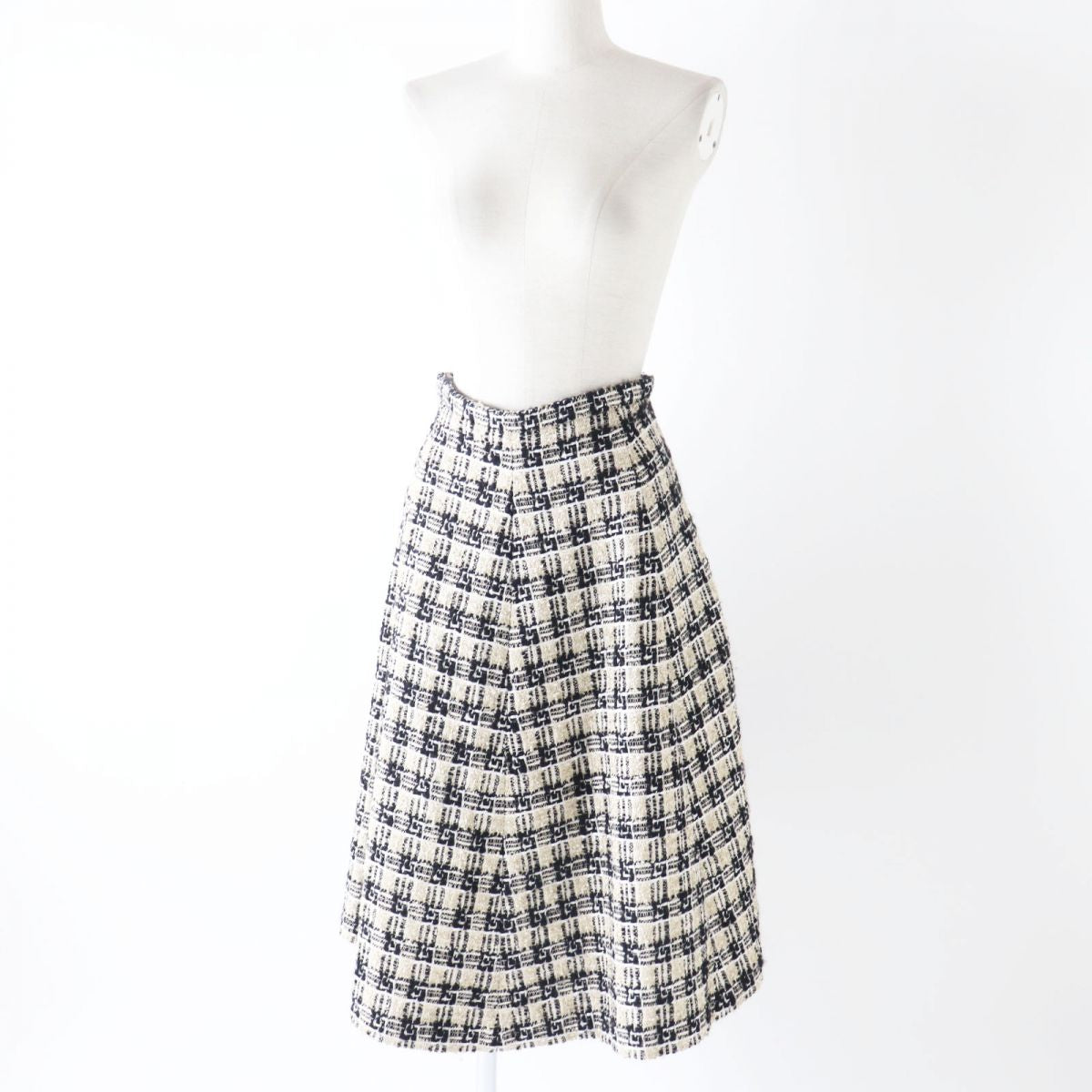 GUCCI skirt Main: 24% cotton, Main: 23% wool, Main: 20% polyester, Main: 19% acrylic, Main: 9% polyamide Black x white x gold<br>(tweed) Women 36 Used