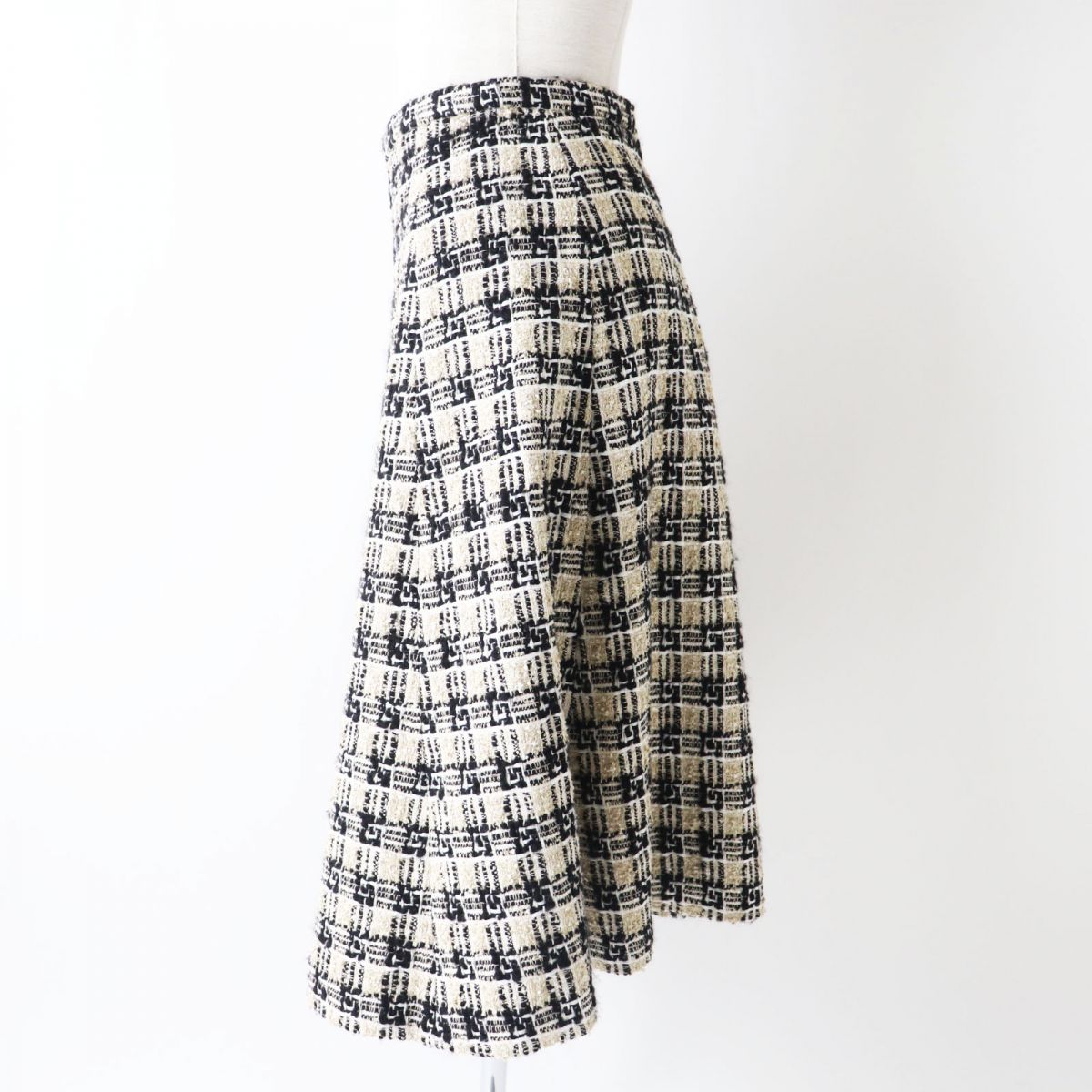 GUCCI skirt Main: 24% cotton, Main: 23% wool, Main: 20% polyester, Main: 19% acrylic, Main: 9% polyamide Black x white x gold<br>(tweed) Women 36 Used