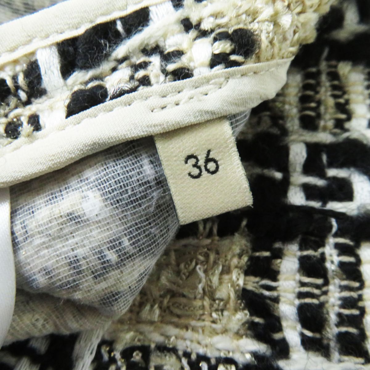 GUCCI skirt Main: 24% cotton, Main: 23% wool, Main: 20% polyester, Main: 19% acrylic, Main: 9% polyamide Black x white x gold<br>(tweed) Women 36 Used