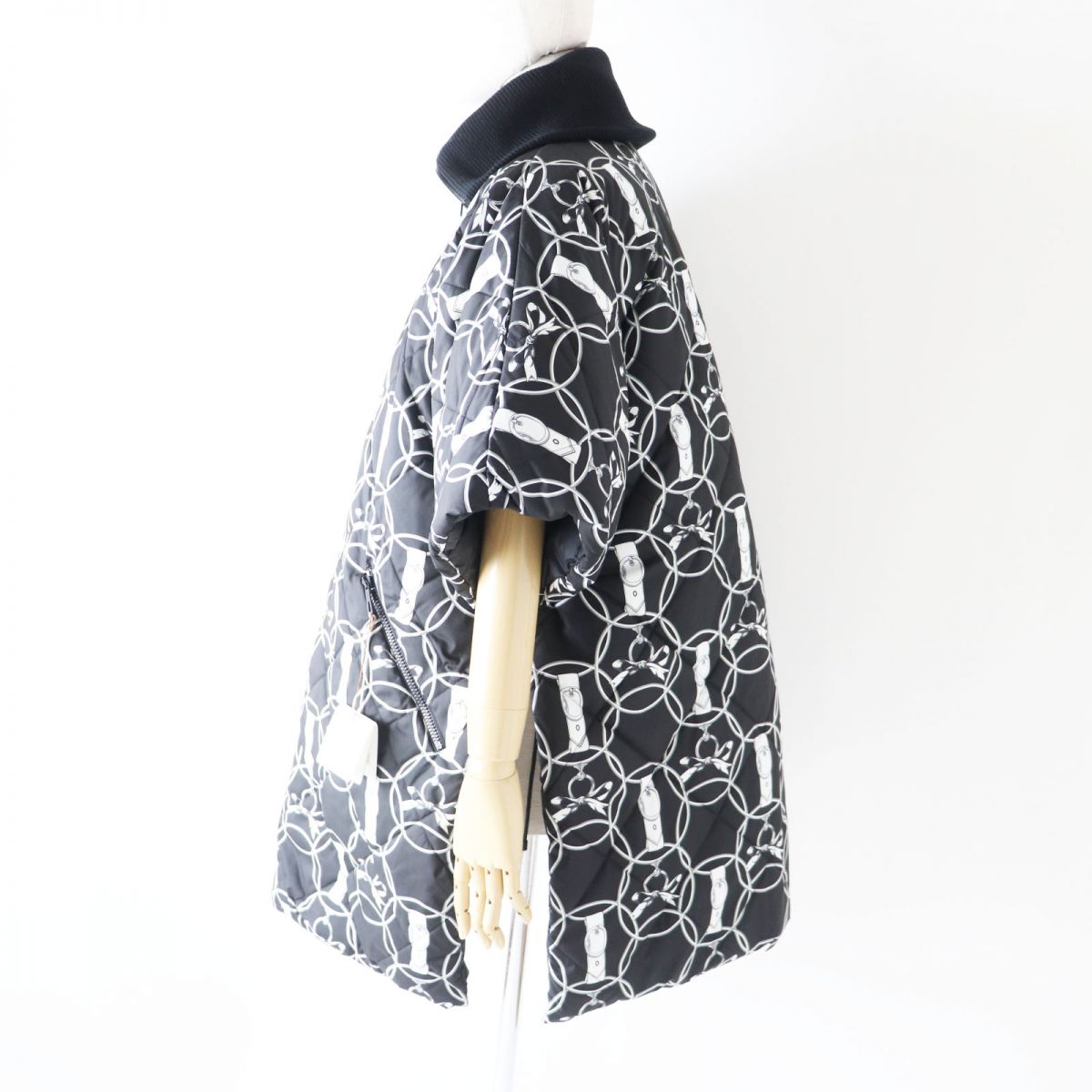 HERMES Down jacket Outer: 100% polyester, Part: 100% virgin wool, Lining: 100% polyester, Filling: 90% down, Filling: 10% feather, Padding: 100% polyester NOIR (Black x White)<br>La Promenade du Matin / Morning Walk Women 34 Used