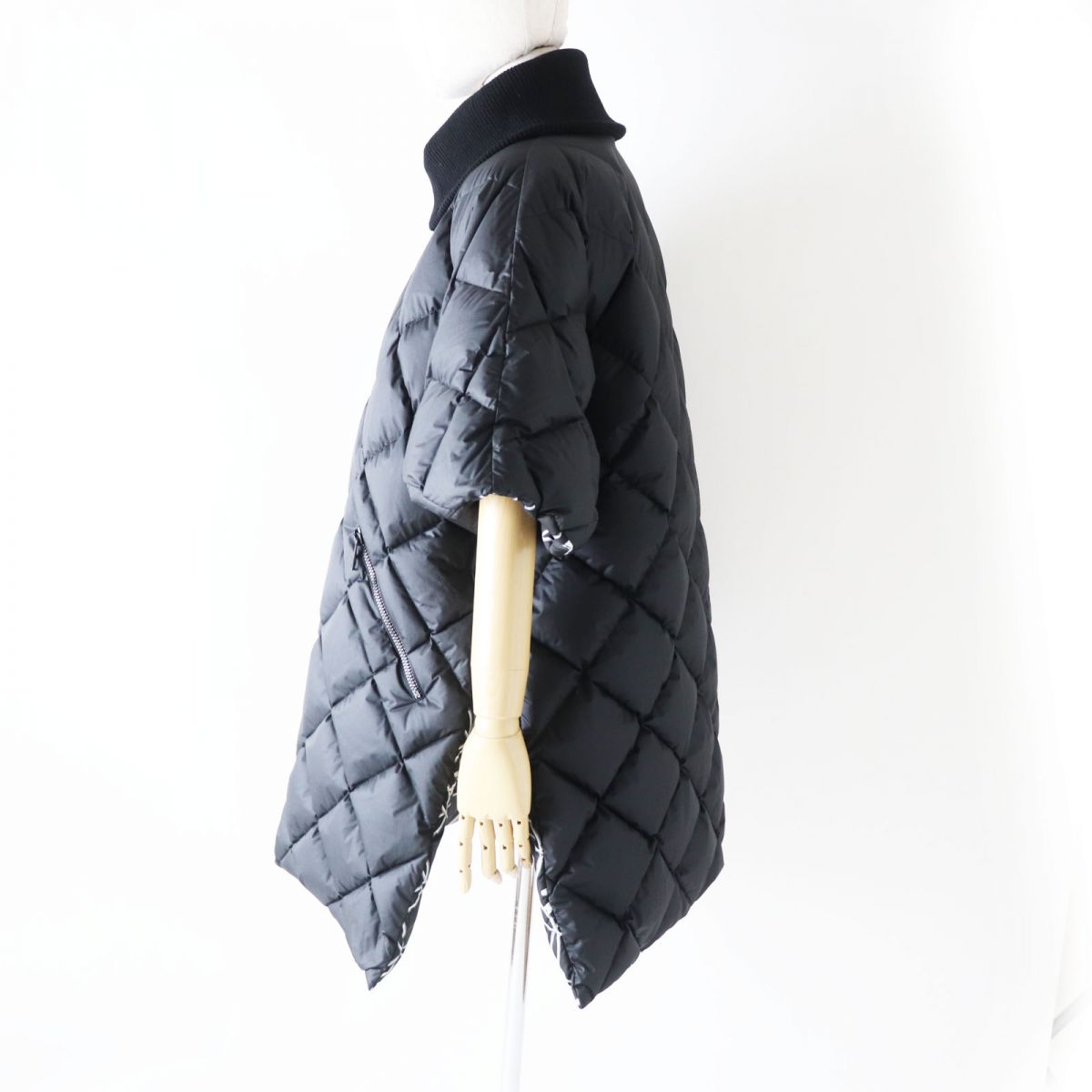 HERMES Down jacket Outer: 100% polyester, Part: 100% virgin wool, Lining: 100% polyester, Filling: 90% down, Filling: 10% feather, Padding: 100% polyester NOIR (Black x White)<br>La Promenade du Matin / Morning Walk Women 34 Used