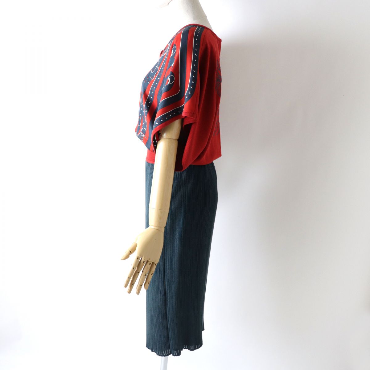 HERMES one piece Main: 100% silk, Part: 57% silk, Part: 43% cotton, Part: 50% silk, 38% cotton, 9% nylon, 3% polyurethane Embroidery: 100% cotton Red x dark grey all-over pattern Women 36 Used