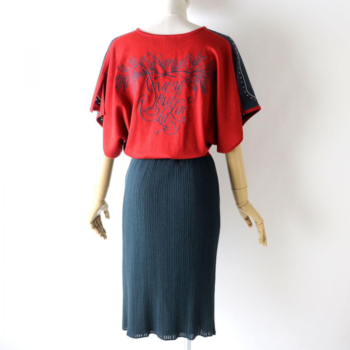 HERMES one piece Main: 100% silk, Part: 57% silk, Part: 43% cotton, Part: 50% silk, 38% cotton, 9% nylon, 3% polyurethane Embroidery: 100% cotton Red x dark grey all-over pattern Women 36 Used
