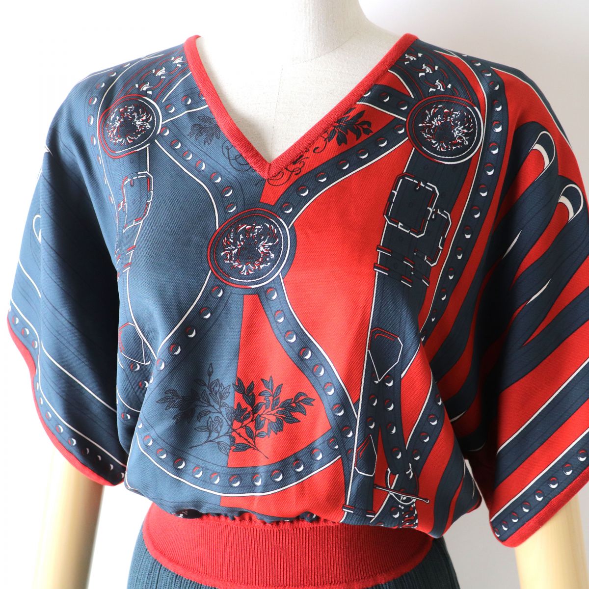 HERMES one piece Main: 100% silk, Part: 57% silk, Part: 43% cotton, Part: 50% silk, 38% cotton, 9% nylon, 3% polyurethane Embroidery: 100% cotton Red x dark grey all-over pattern Women 36 Used