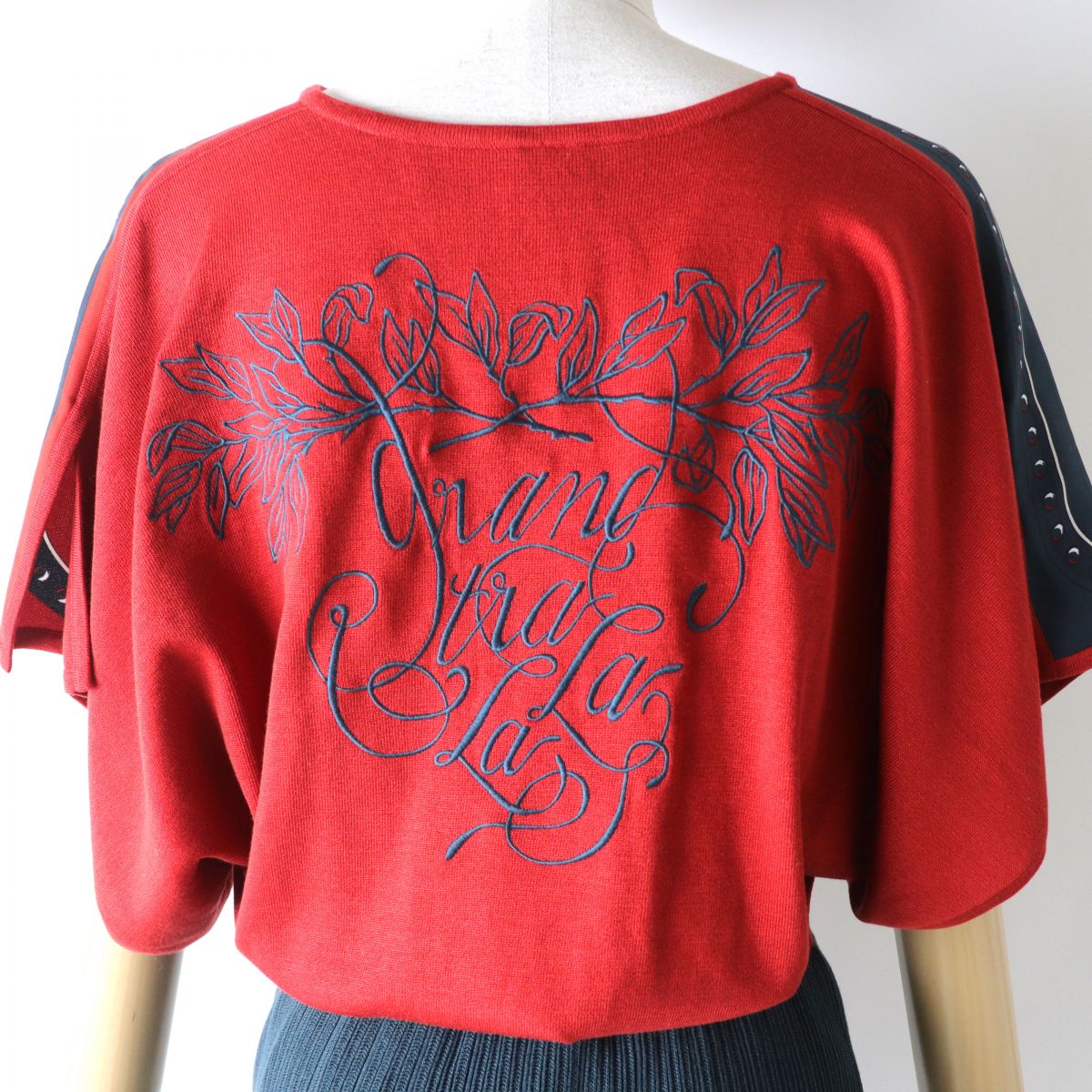 HERMES one piece Main: 100% silk, Part: 57% silk, Part: 43% cotton, Part: 50% silk, 38% cotton, 9% nylon, 3% polyurethane Embroidery: 100% cotton Red x dark grey all-over pattern Women 36 Used