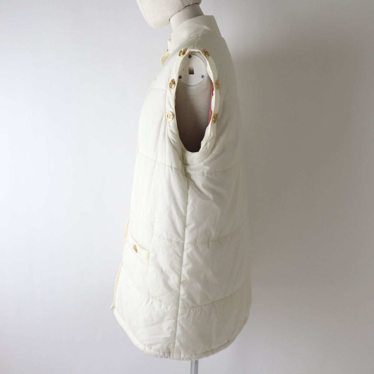GUCCI coat Outer: 100% nylon, Fur: 100% acrylic, Lining: 68% rayon, Lining: 32% silk, Lining: 100% polyester white Women 38 Used