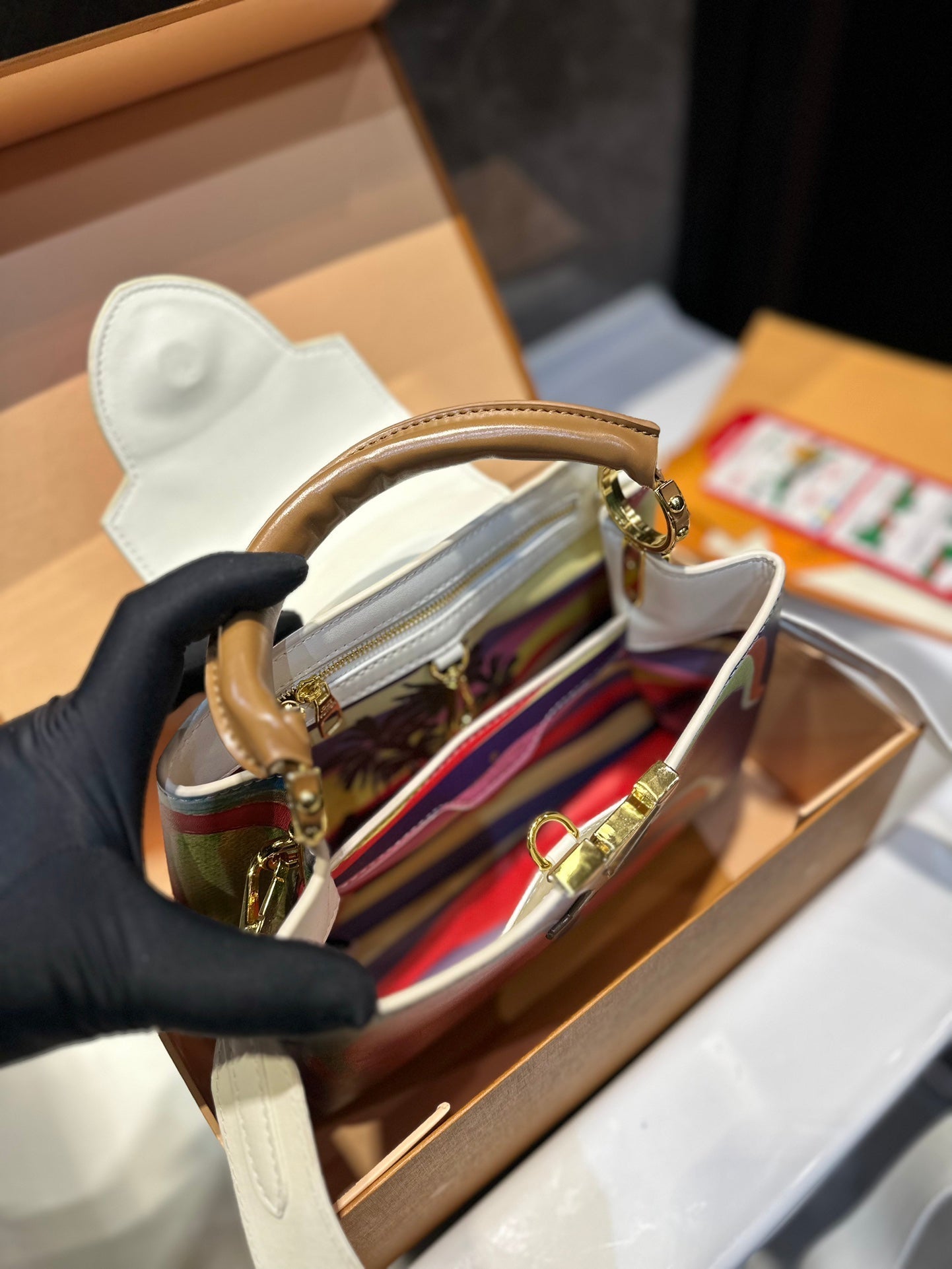 Louis Vuitton Capucines Handbag( 27cm)