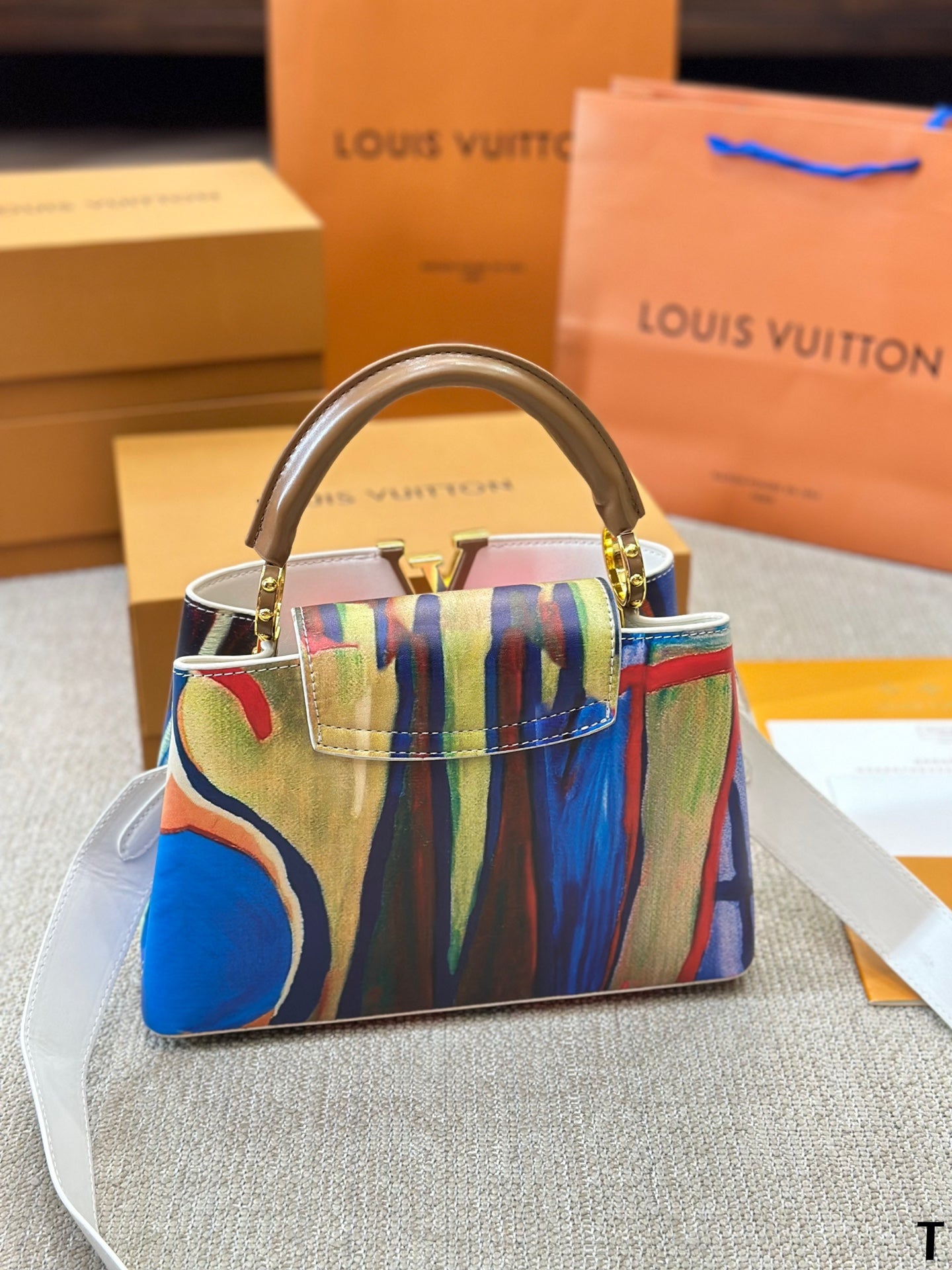 Louis Vuitton Capucines Handbag( 27cm)