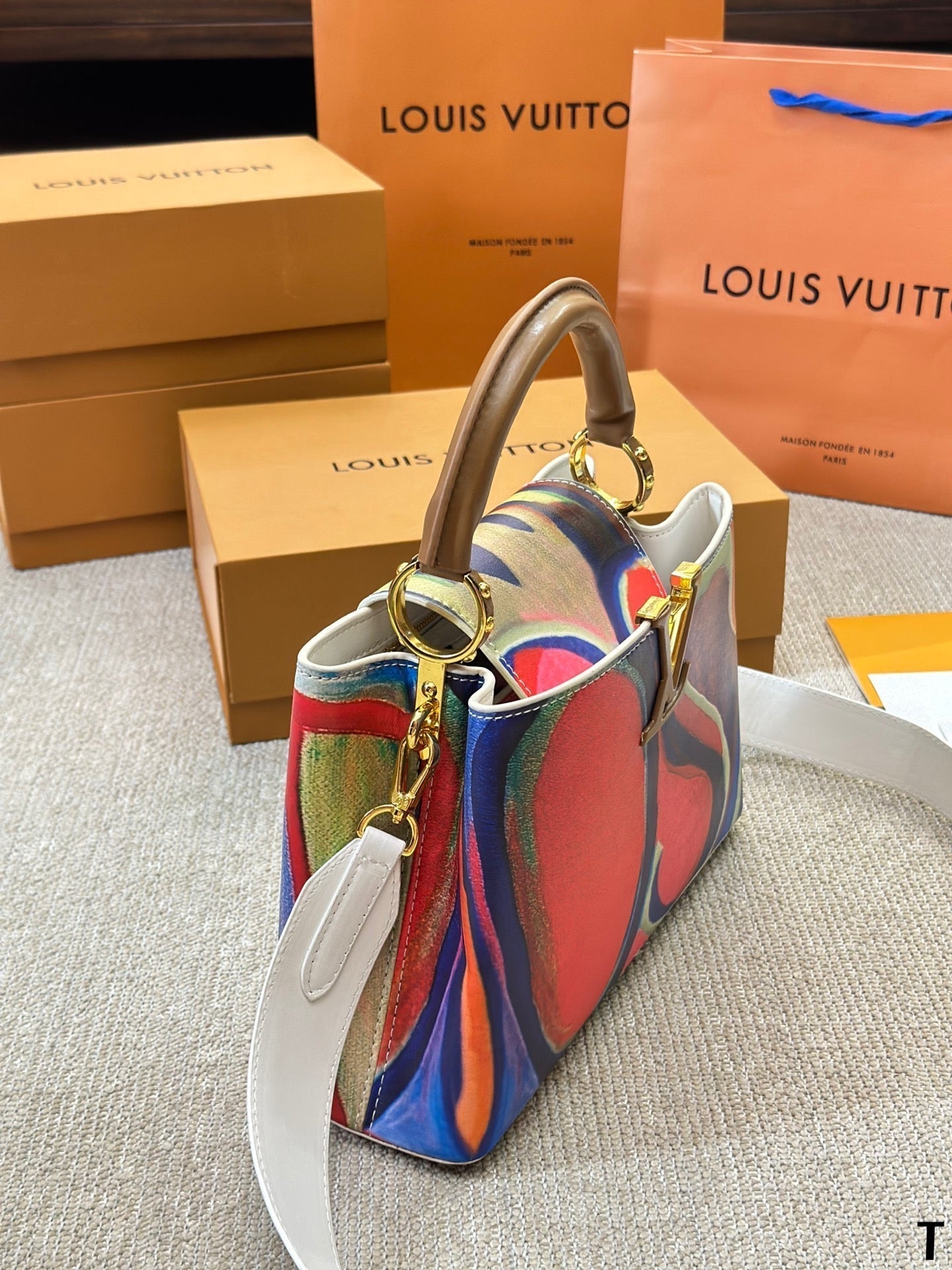 Louis Vuitton Capucines Handbag( 27cm)