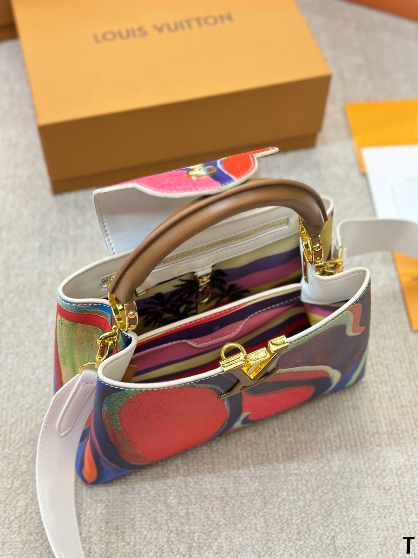 Louis Vuitton Capucines Handbag( 27cm)