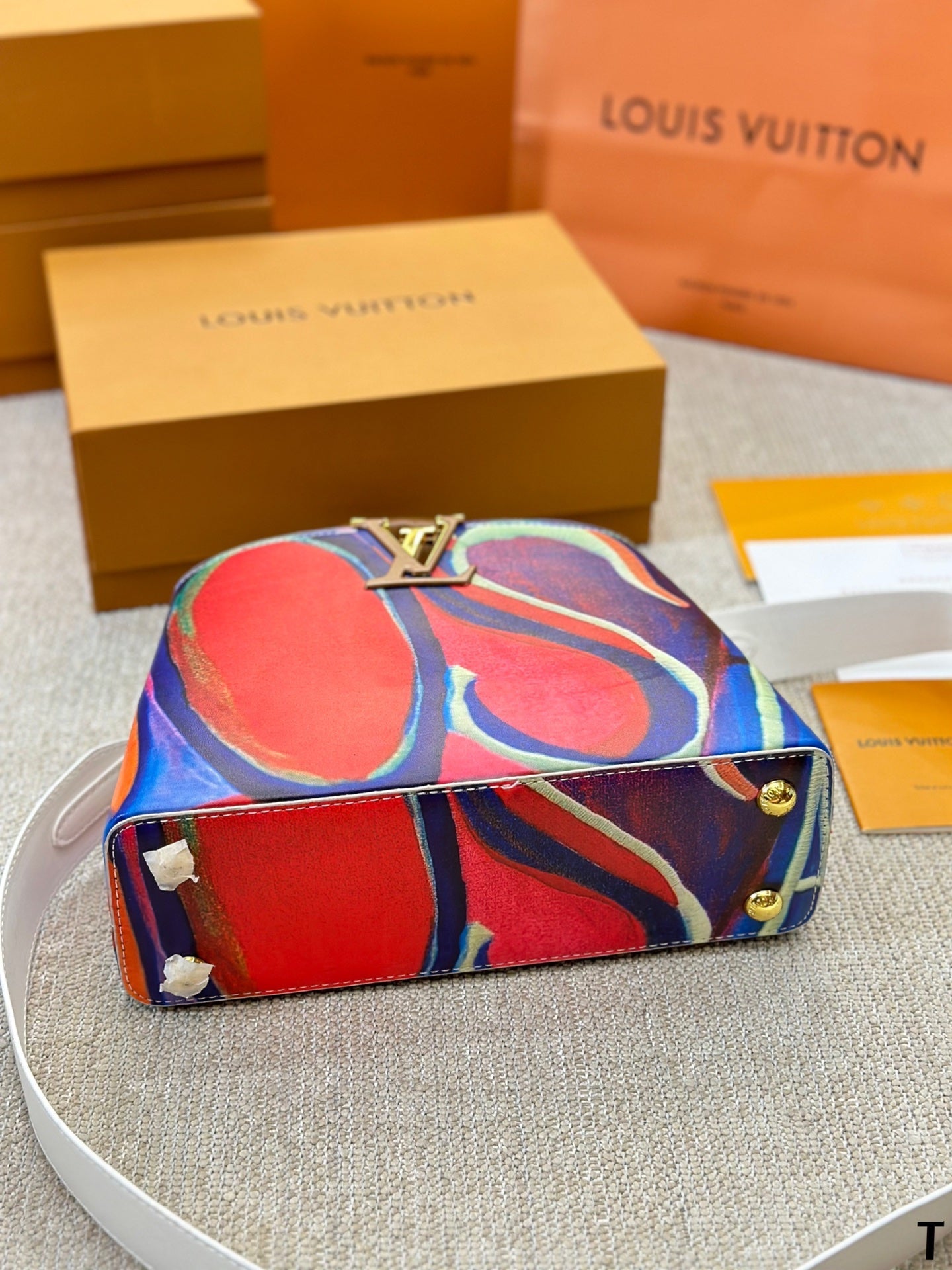 Louis Vuitton Capucines Handbag( 27cm)