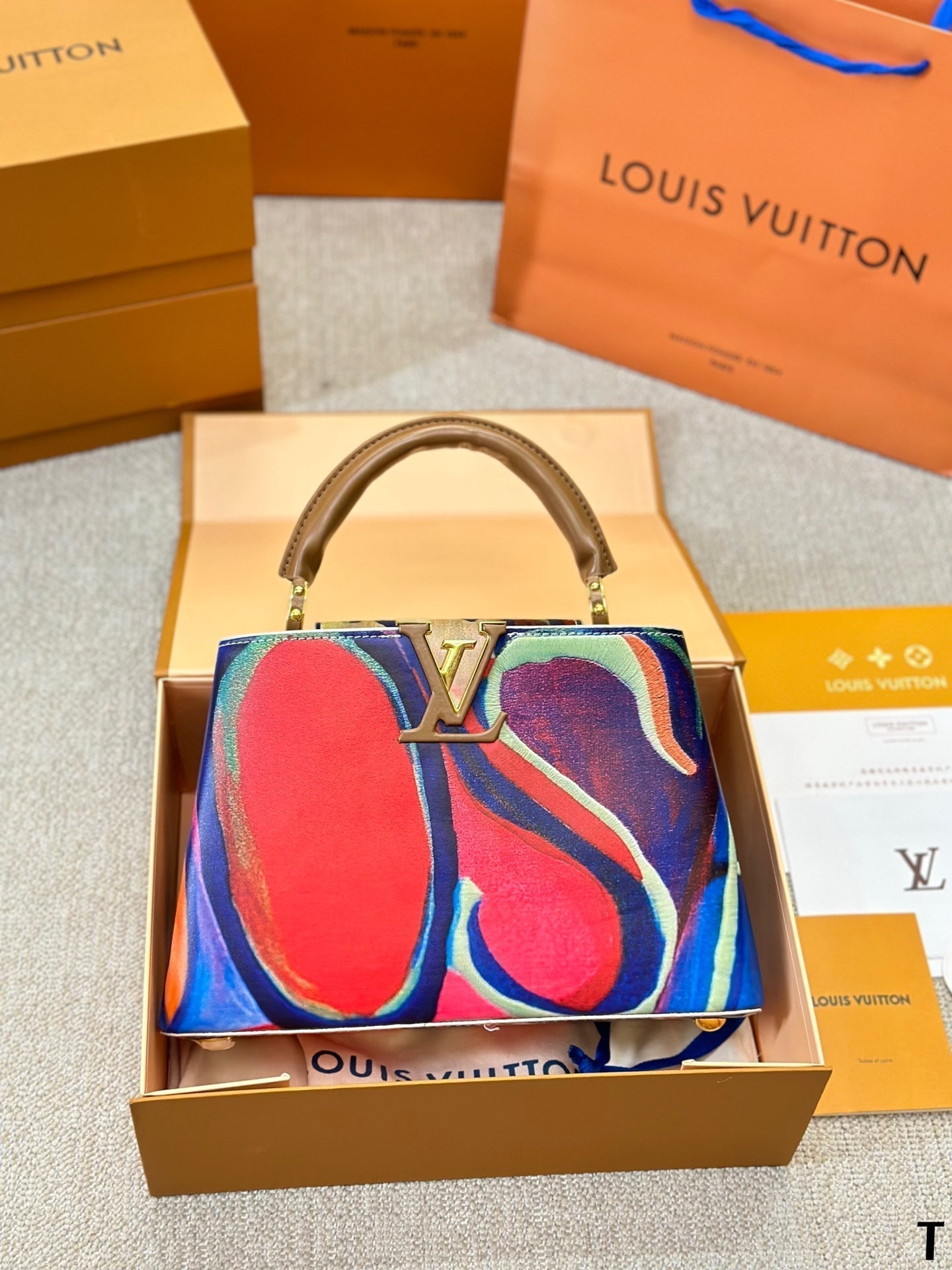 Louis Vuitton Capucines Handbag( 27cm)