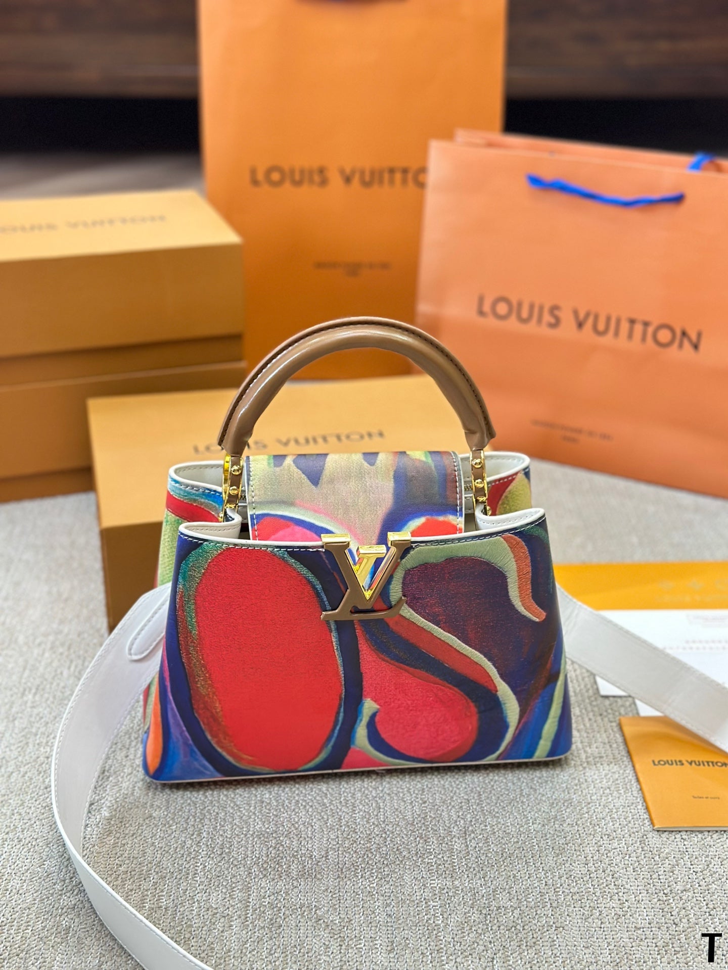 Louis Vuitton Capucines Handbag( 27cm)